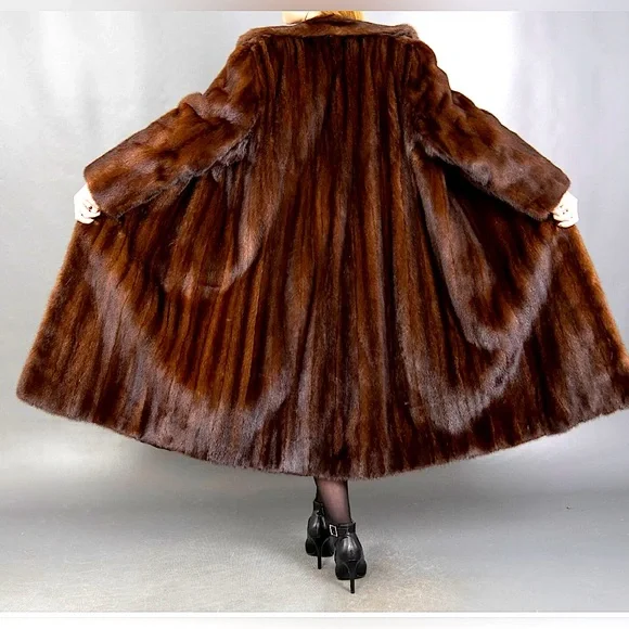 Stunning Flawless Genuine Mink Fur Coat!